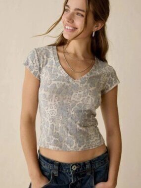 (UO-47) Urban Outfitters BDG Urban Outfitters printed v-neck cropped tee